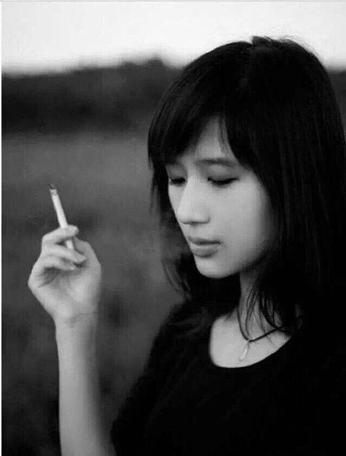 女人抽烟的视频,女性吸烟者的独特风采
